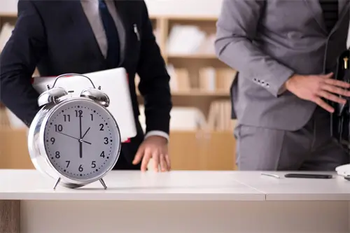 前什么依照法律